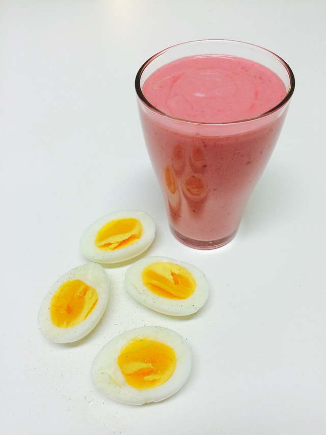 Frukost – Hallonsmoothie och 2 ägg