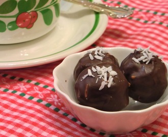 Bountybollar med vit choklad och kokosmousse - favorit på julens gottebord