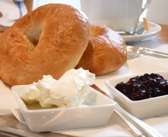 Bagels med cream cheese & björnbärssylt