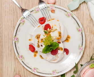 Pavlova med passionsfrukt, hallon och pistage