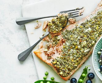 Helgrillad lax med örttäcke och bärig matvetesallad