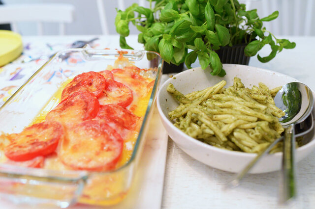 Snabbt och enkelt – tomatbakad torsk med pastapesto