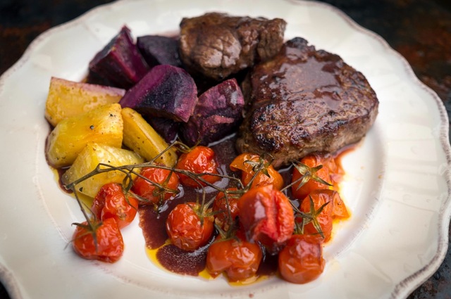 Tournedos med rödvinssås, sötpotatis och gulbeta