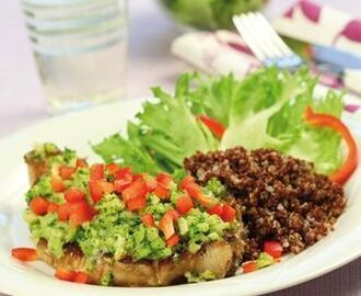 Kotlett med broccolitopping och röd quinoa