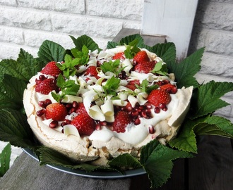 Pavlova med lime och jordgubbar