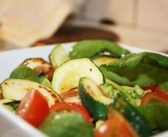 Sallad med zuccini och tahinidressing