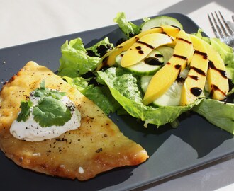 Balkonglunch med Västerbottenspaj, mangosallad & balsamicodressing