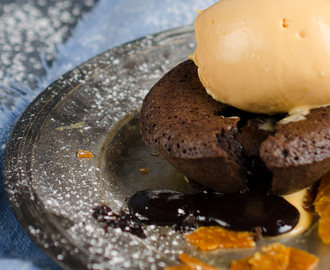 Chokladfondant med havtornsglass och karamellflarn