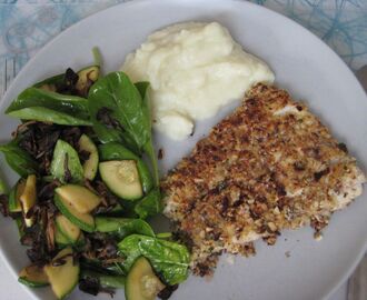 Hasselnötspanerad torsk med blomkålsmos och svampsallad