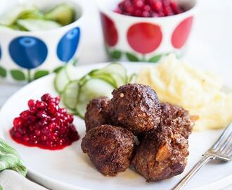 Viltfärsköttbullar med mandelpotatismos, lingon och picklad gurka