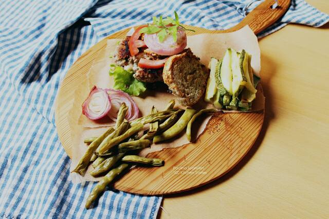 Goat Cheese Stuffed Basil Hamburger w Zucchini & Haricot Verts