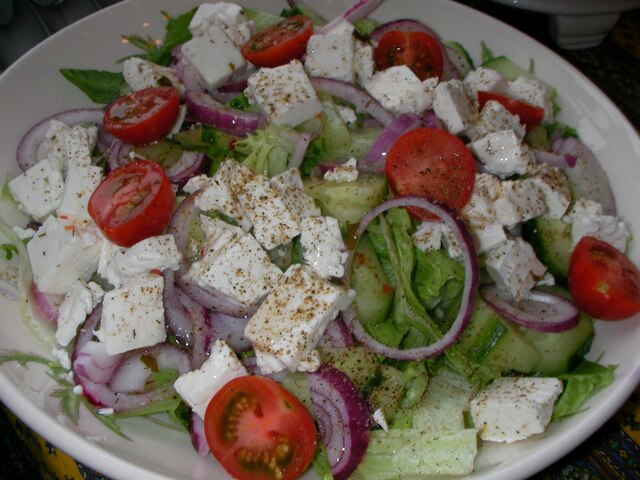 Grekisk sallad och varma mackor med champinjonstuvning