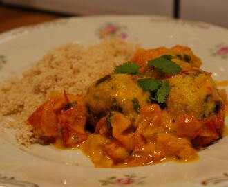 Veganska Zucchini- & kokosbollar i smakrik tomatsås!