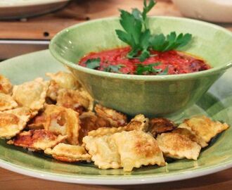 Friterade ravioli med tomatdipp alla puttanesca