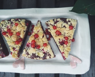 Smulpajskladdkaka med vaniljkräm och röda vinbär