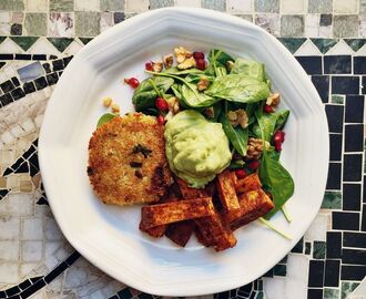 Quinoabiffar med sötpotatis, avokadosås och spenatsallad