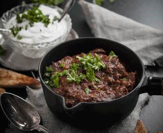 Chilli med smörstekt bröd, gurkstavar, gräddfil och persilja 