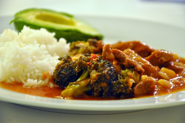 RECEPT: Chili con carne med strimlad fläskfilé, lök, chili, vita bönor och broccoli