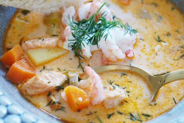 Fisksoppa med lax, torsk och räkor