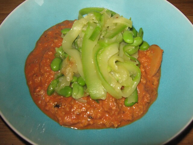 SOJAFÄRSSÅS MED ZUCCHINIPASTA OCH SOJABÖNOR (GLUTENFRITT-VETEFRITT-LAKTOSFRITT)