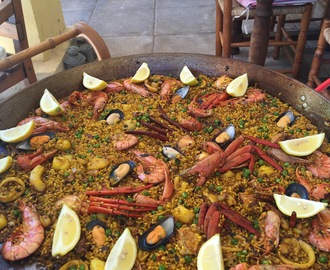 Paella med bläckfisk och skaldjur