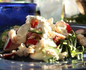 Sallad med rökt sik och gräddfilsdressing