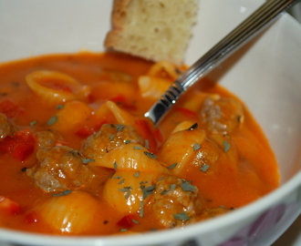 Krämig italiensk tomatsoppa med frikadeller och snäckpasta