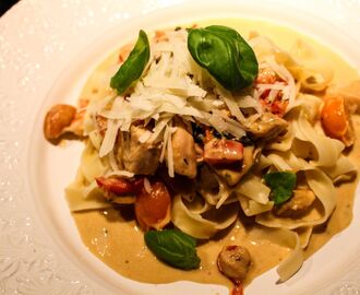 Krämig kycklingpasta med parmesan och honung