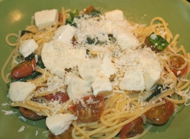 Spagetti med tomat, mozzarella och spenat