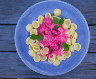 Rödbets- och chèvresås med pasta