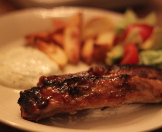 Spare ribs med sweet chili-marinad, klyftpotatis och vitlökssås