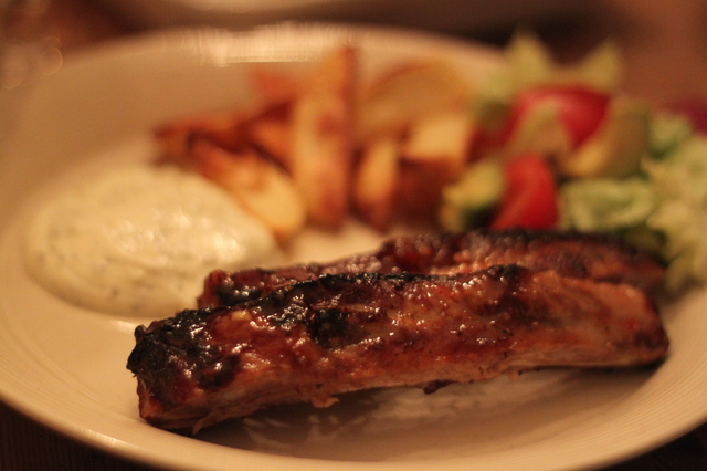 Spare ribs med sweet chili-marinad, klyftpotatis och vitlökssås