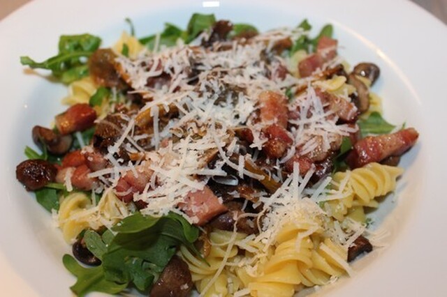 Pasta med svamp och rökt sidfläsk