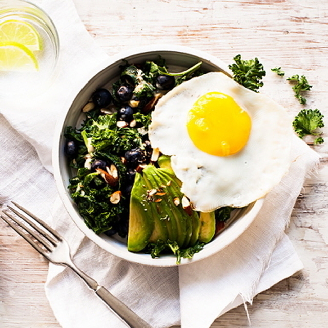 Frukostsallad med avokado och grönkål