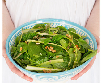 Vårfräsch sallad med sparris och mynta