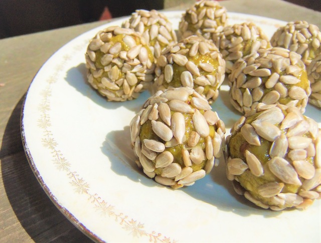Raw food bollar med pistage- och paranötter
