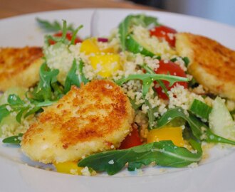 Sallad med pankopanerad halloumi