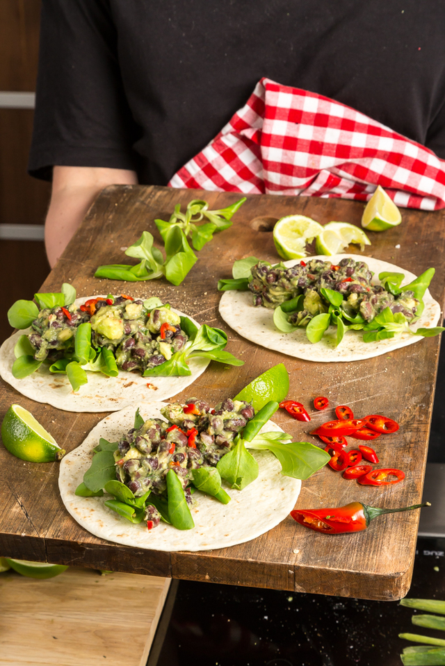 Veggotaco med bönor, avokado, lime & koriander