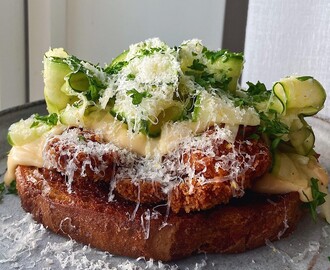 Pankofriterad kycklingmacka med smält manchegokräm och citronmarinerad zucchini och kålrabbi - Matrecept.se