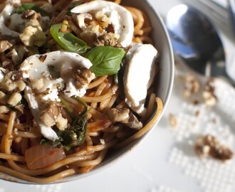 Vardagslyxig tomatpasta med getost och valnötter