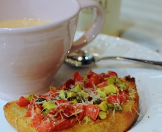 Bruschetta med avocado, tomat och kapris och en ny thaisoppa