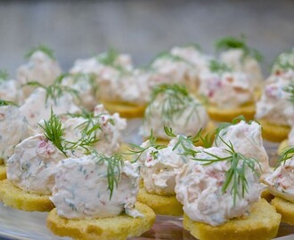 Hummerfärskost med kräftstjärtar och dill på crostini