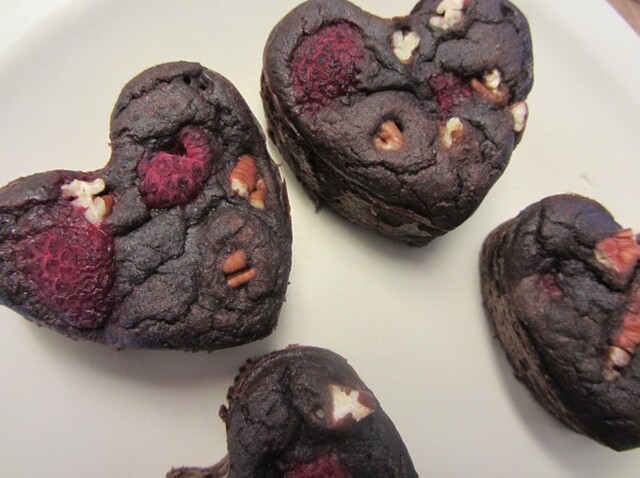 Chokladiga bönmuffins med hallon & pecannöt