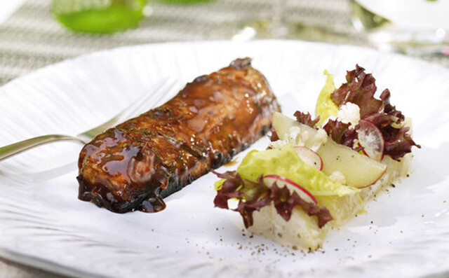 Grillkarré. Färskpotatis i senapsyoghurt. Sallad på äpple och blomkål.