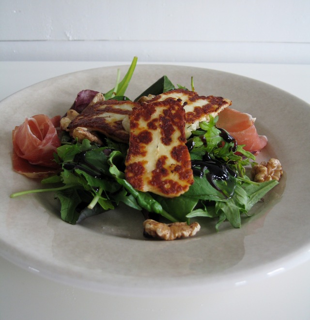 Halloumi- och serranosallad