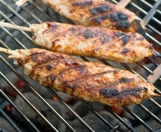 Grillade kycklingspett med tzatziki och potatisklyftor