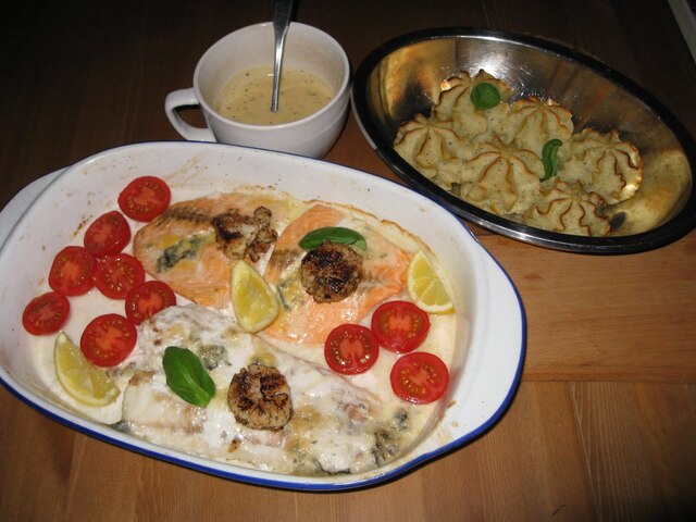 Marulk och lax med gorgonzola, pilgrimmussla, vermouthsås och gratinerat potatismos