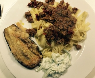 Pasta med kalvfärssås och pecorinotoppad aubergine