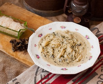 Pasta serverad med ost- och ramslökssås med svart trumpetsvamp