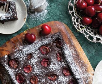 Kladdiga brownies med körsbär